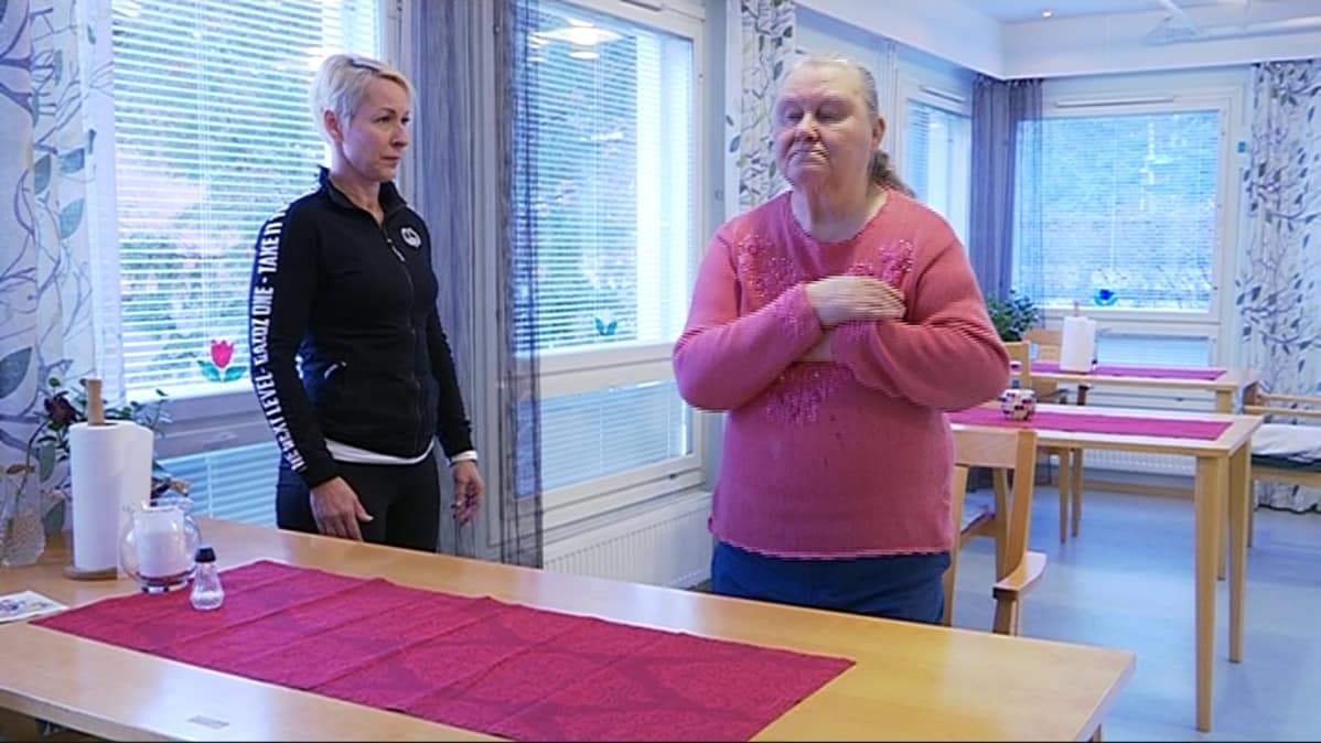 Heli Nokelainen neuvoo Vuokko Sorsaa liikkumisessa