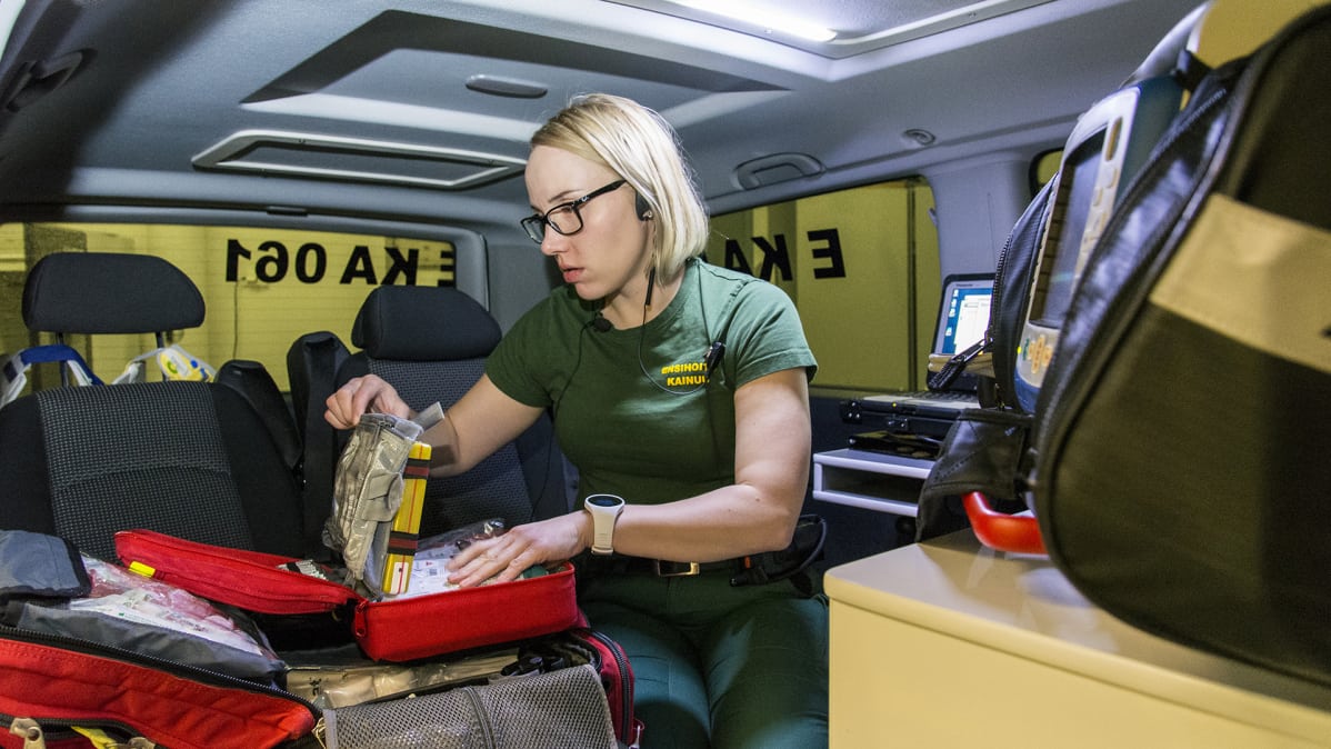 Ensihoitaja Elina Ridell tarkastaa yhden enshoitajan yksikön tarvikkeita.