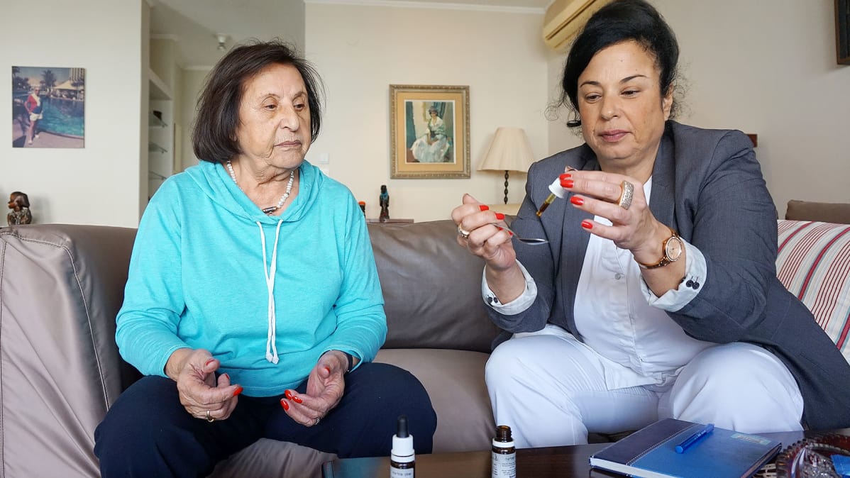 Hoitaja Inbal Sikorin annostelee lääkekannabista Mimi Kovan hermokipuihin.