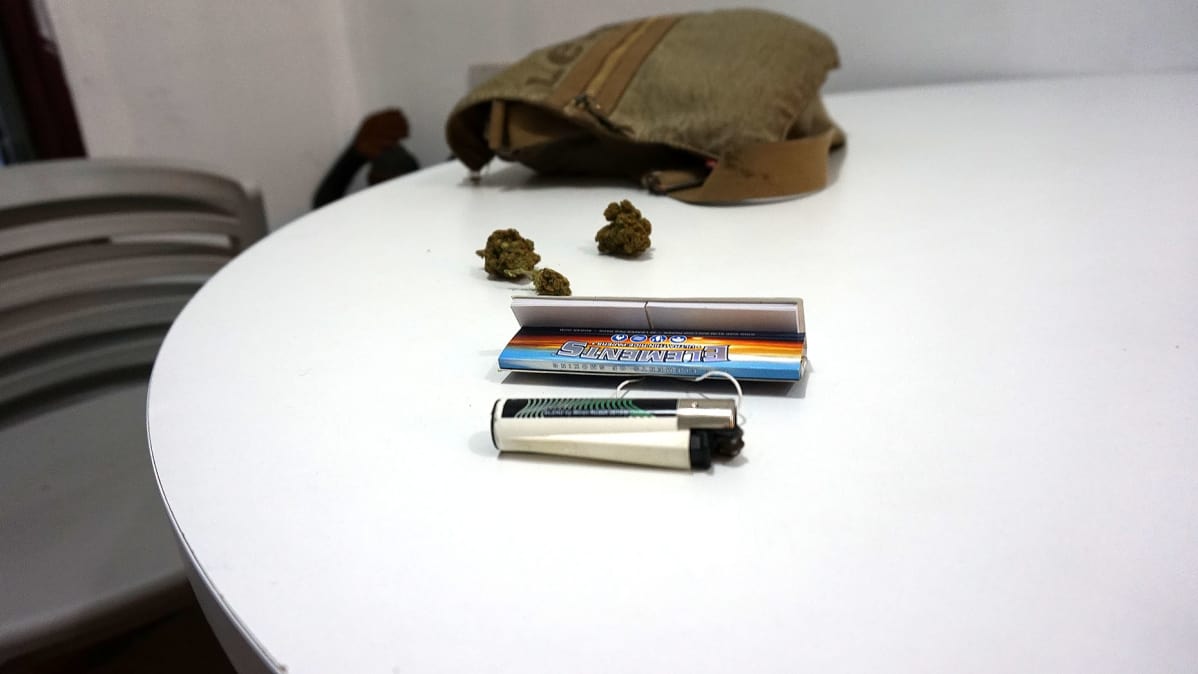 Lääkekannbista pöydällä tupakkatarvikkeiden vieressä.