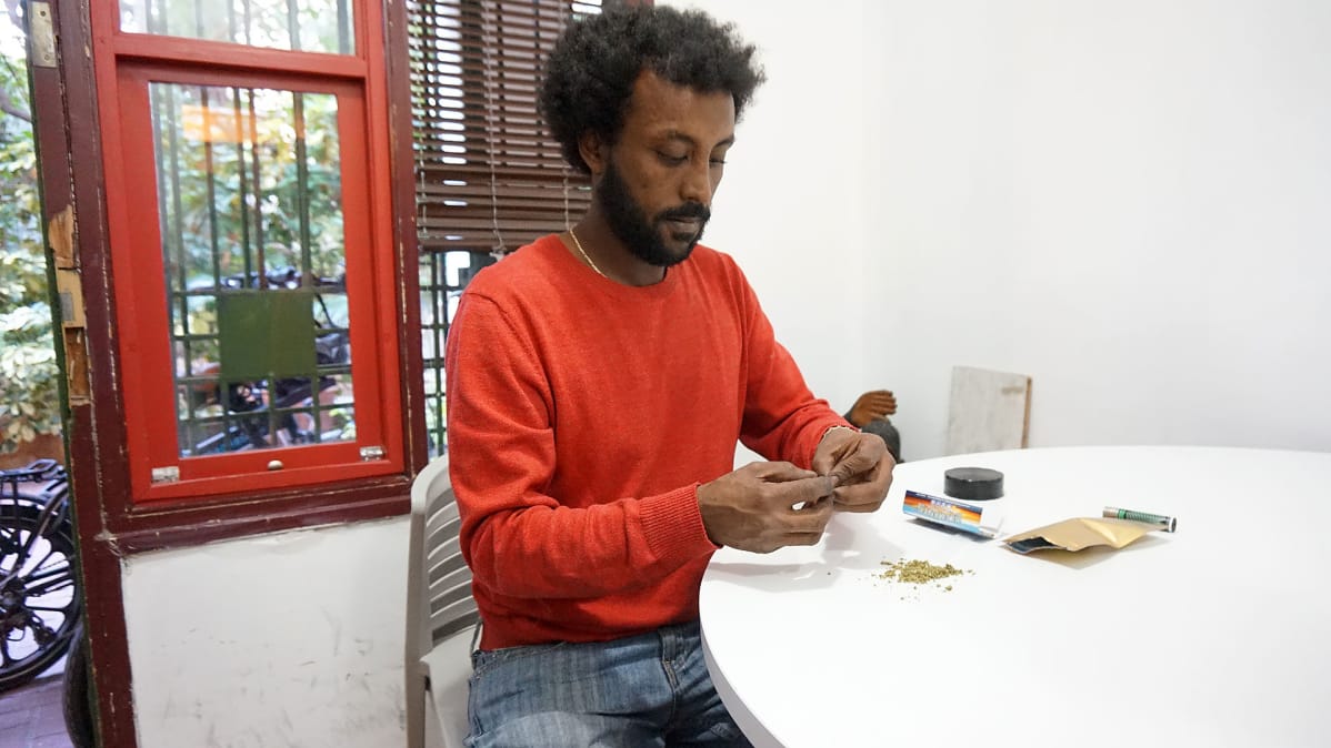 Shmuel Mashasha käärii lääkekannabis-sätkää.