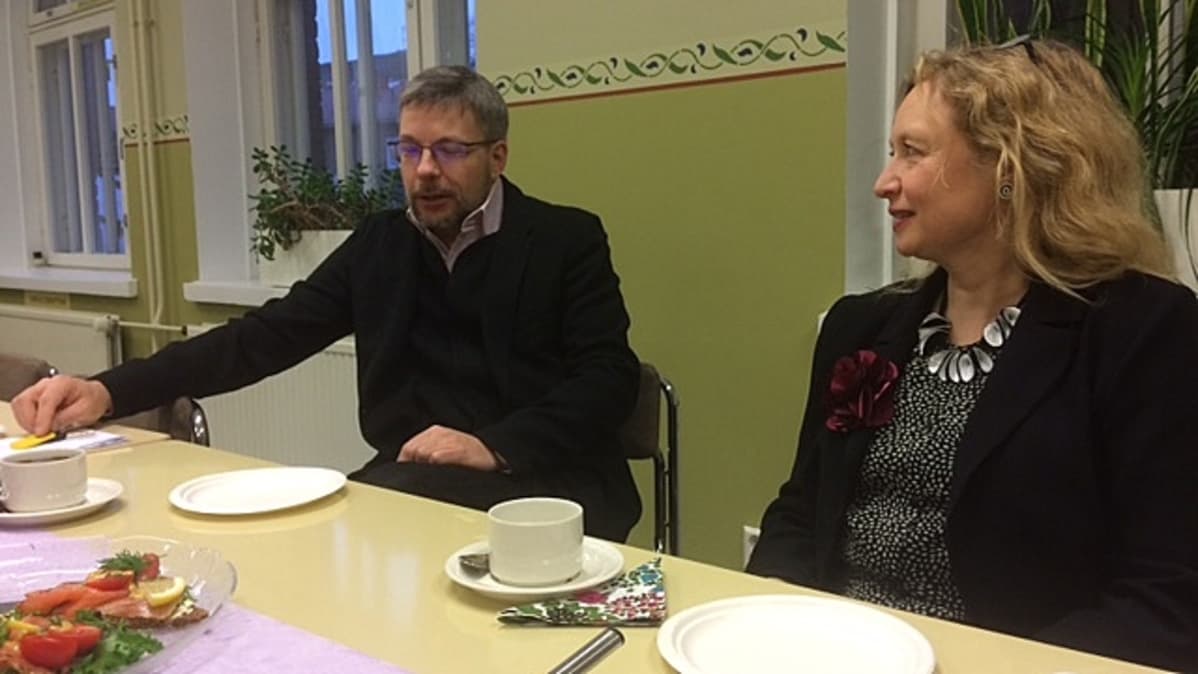 kapellimestari Olari Elts ja Kymi Sinfoniettan toimitusjohtaja Riikka Luostarinen istuvat kahvipöydän ääressä Kotkan konserttitalolla