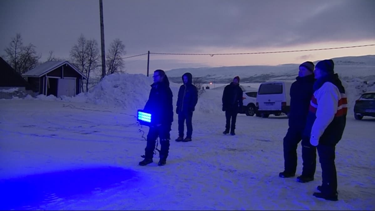 Kari Kola näyttää, minkälaisilla heittimillä Saana valaistaan.