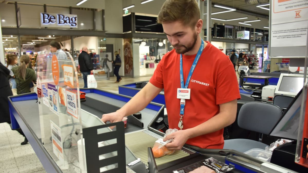 Frans Koivuniemi käsittelee asiakkaan ostoksia kassalla