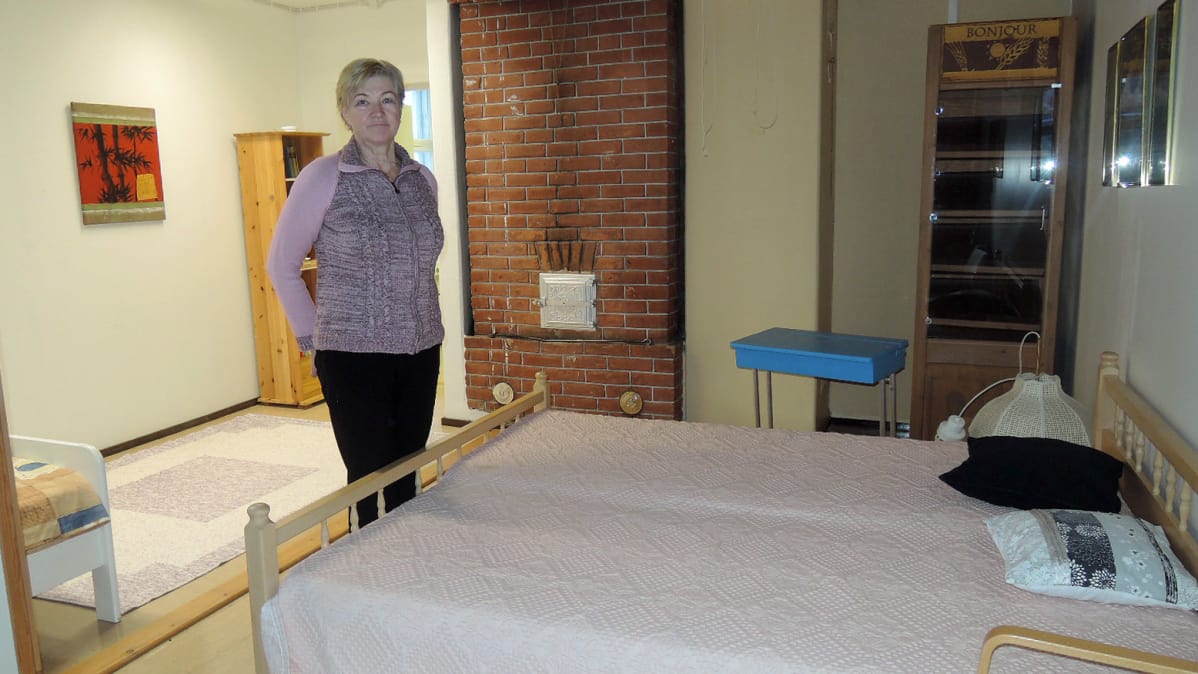 Marjatta Pekkarinen ja Tapionniemen kyläkartalon vierashuone.