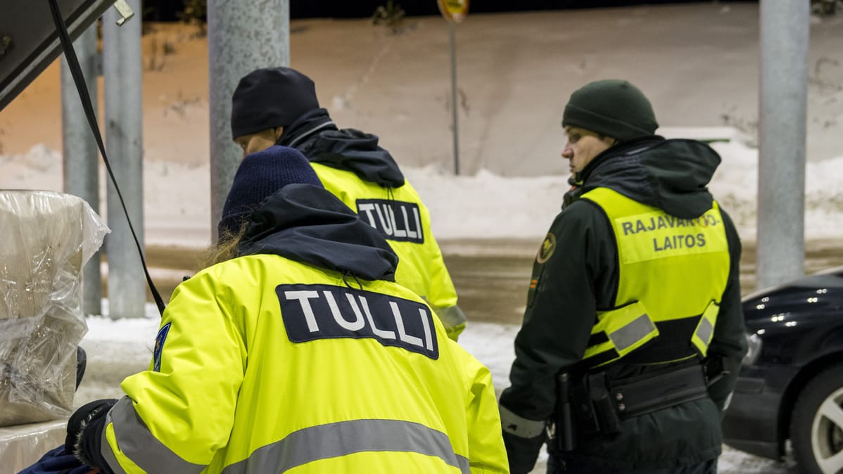 Vartiuksen raja-aseman virkailijat tarkistamassa Venäjältä saapuvaa peräkärryä.