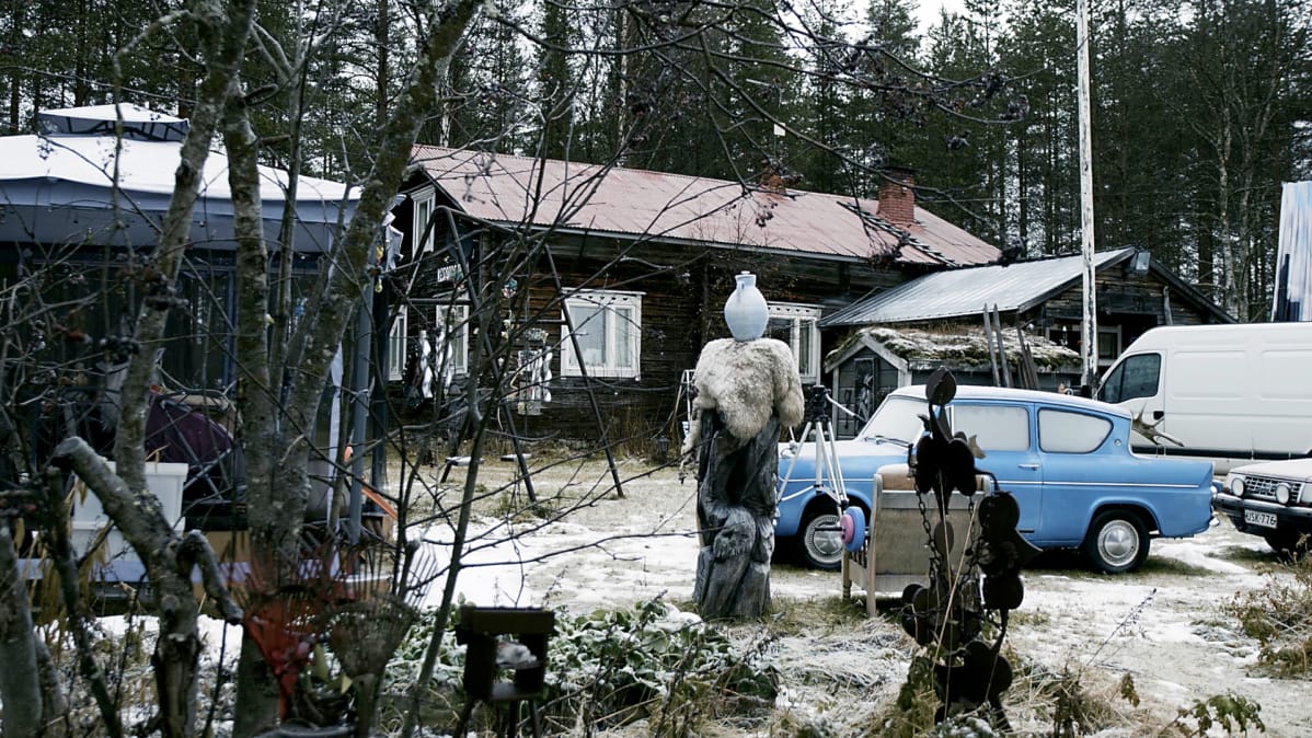 Kari Tykkyläisen piha Pudasjärvellä.