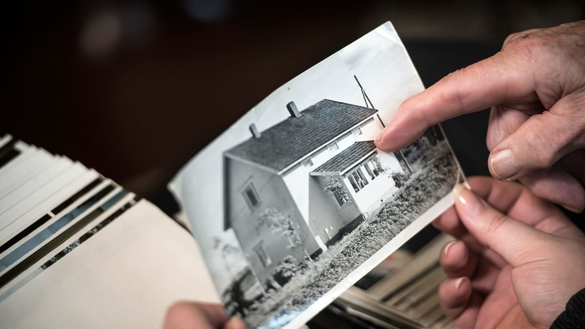 Uuno Möttönen osoittaa kuvassa olevaa kotitaloaan