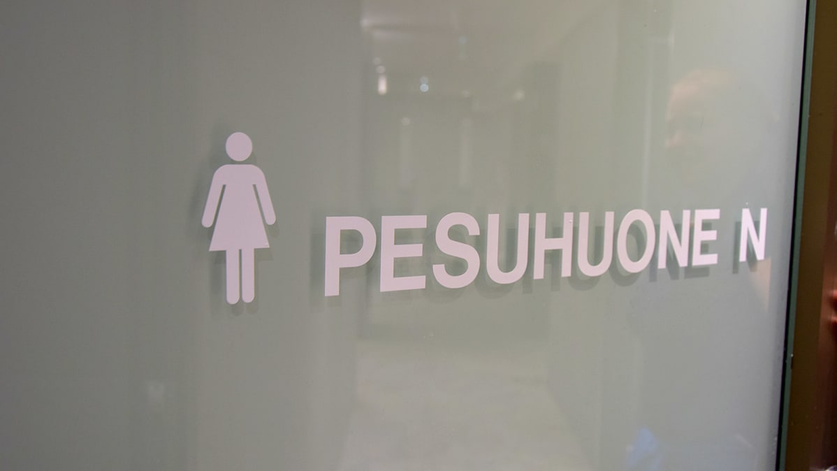 Pesuhuoneen ovi uimahallissa
