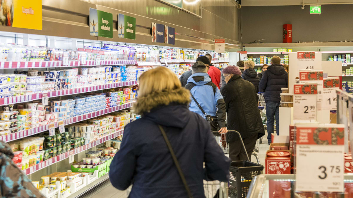 Asiakkaita kaupassa ostoksilla.
