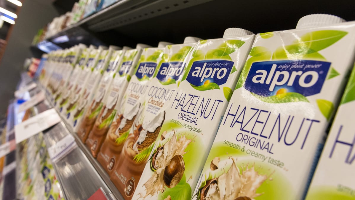 Kasvipohjaisia juomia kaupan hyllyssä.