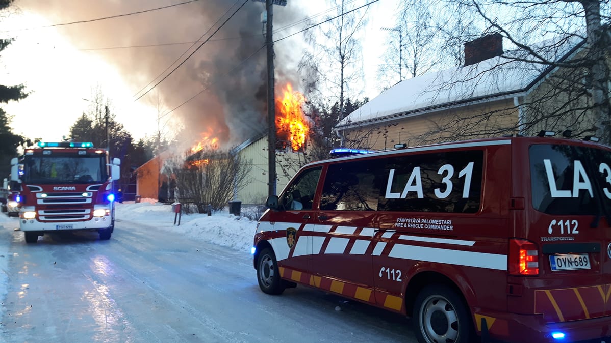 Omakotitalo palaa Kemissä.