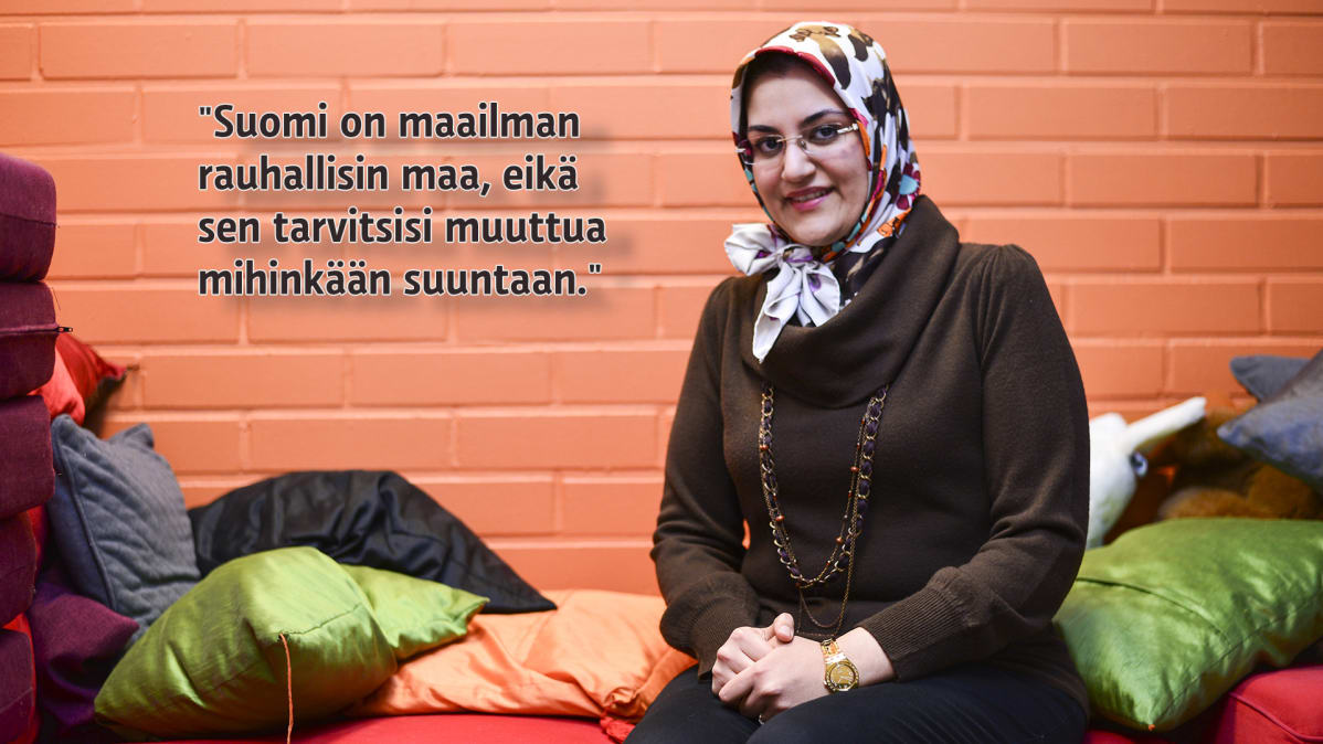 Nainen katsoo kameraan