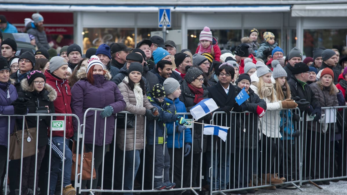 Yleisöä katsomassa paraatia.