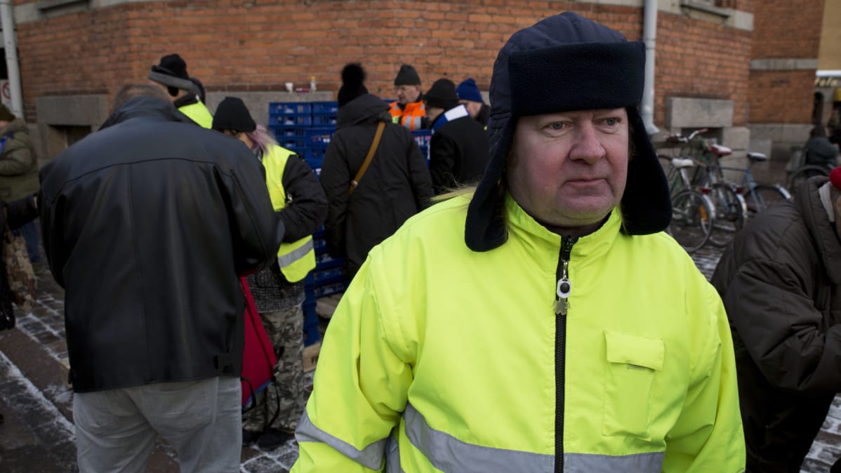 Köyhien itsenäisyyspäiväjuhlassa vapaaehtoisena toimiva Timo Vilhunen.