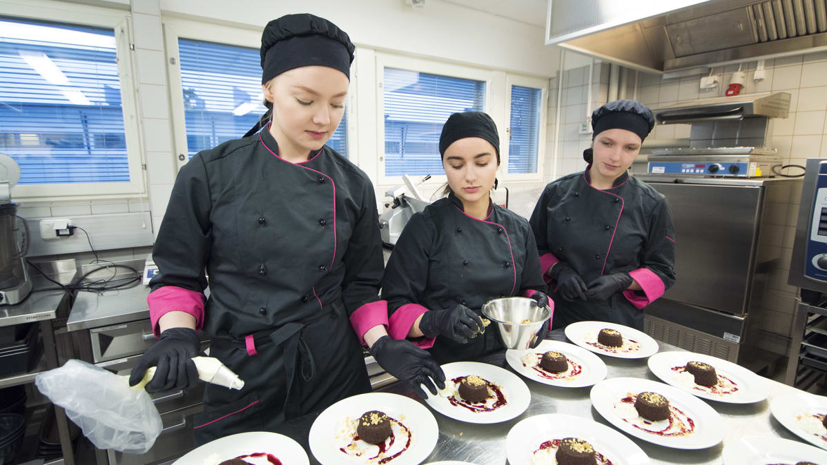 Savonia-ammattikorkeakoulun opiskelijat Tuovi Puumalainen (vas.), Sanni Pakarinen, Jaana Tanskanen