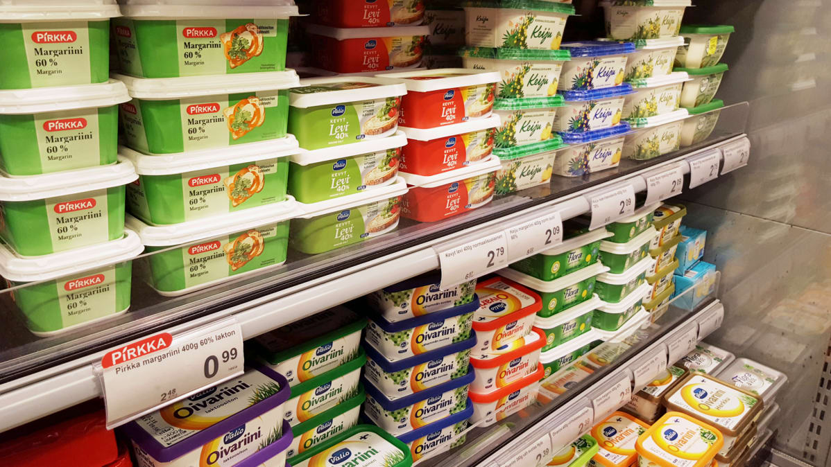 Moni kuluttaja haluaa nähdä esimerkiksi ruokakaupan hyllyn reunassa myyntihinnan lisäksi myös tuotteen litra- tai kilohinnan.