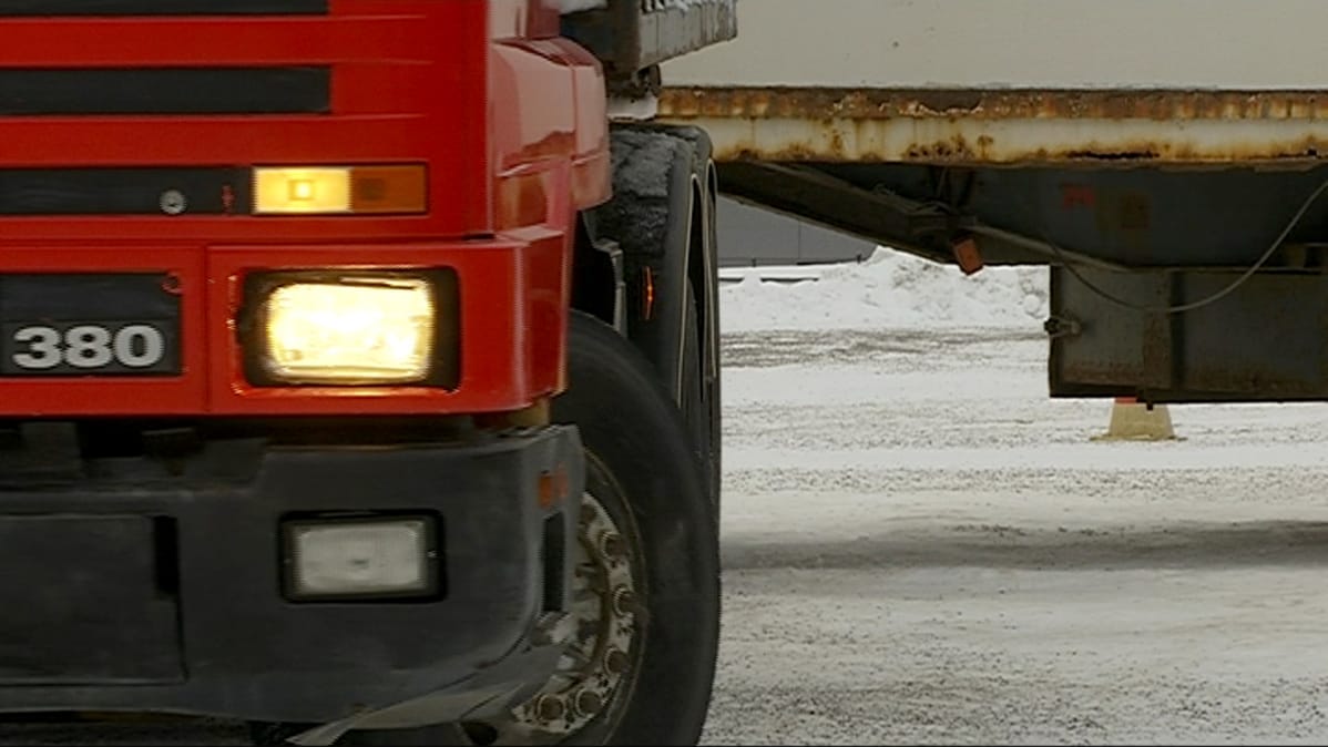 Yhdistelmäajoneuvo peruuttaa.