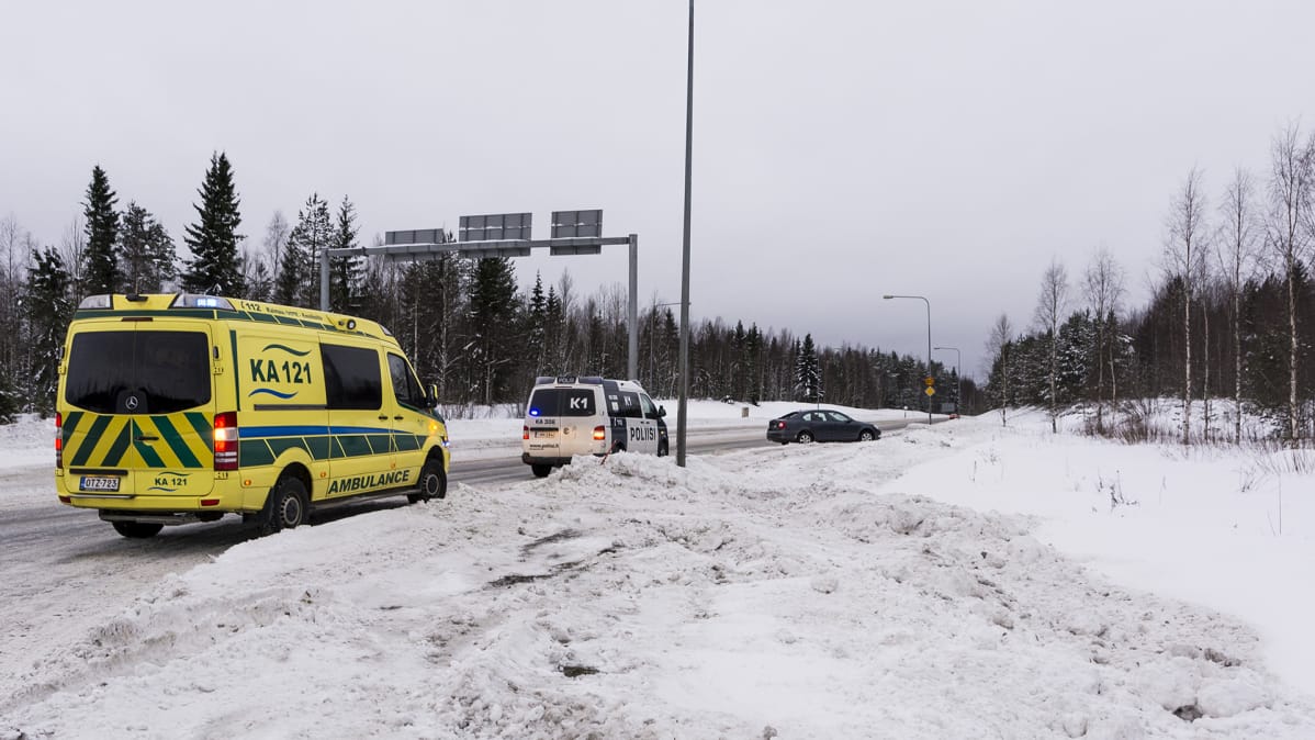Ambulanssi ja poliisiauto tien reunassa.