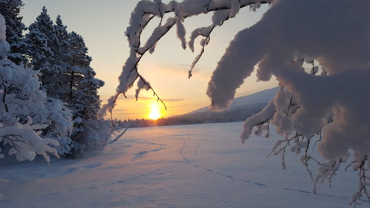Aurinko näyttäytyy Pallaskeron takaa.