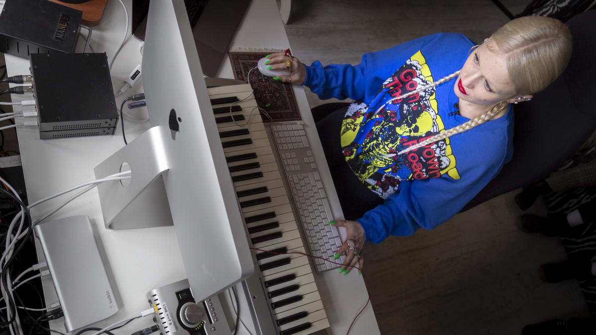 Chisu tekee musaa studiossaan.