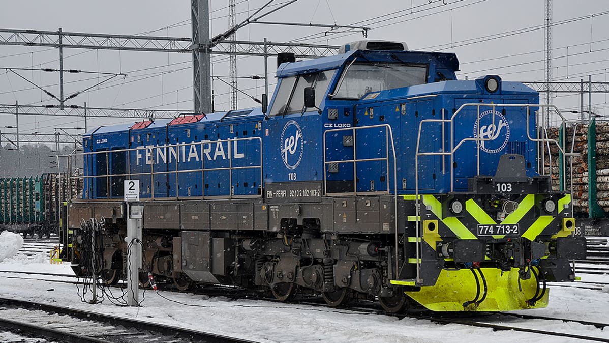 Fenniarailin veturi ratapihalla.