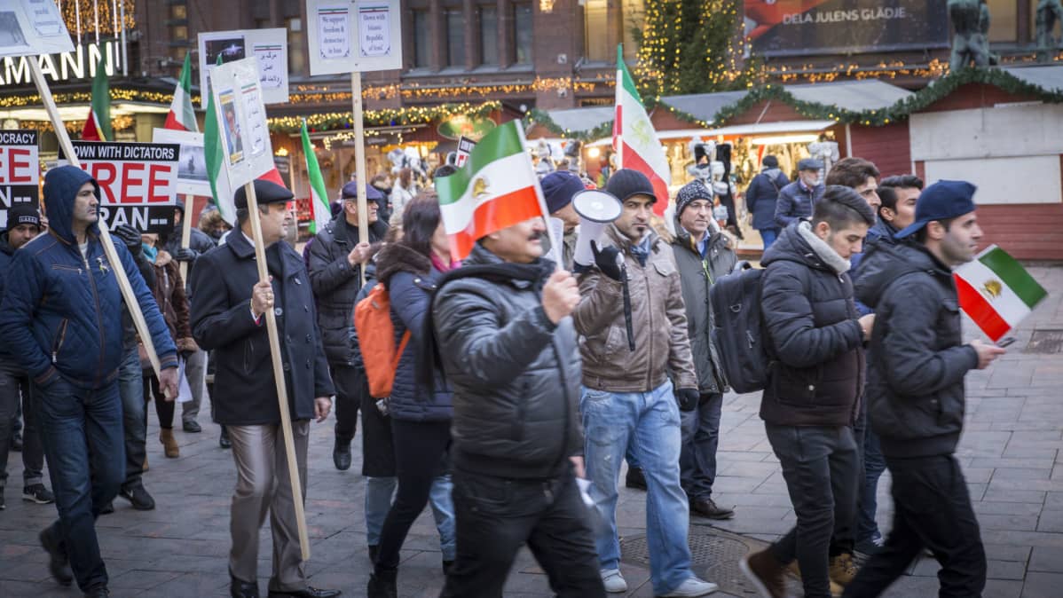 Suomessa asuvien iranilaisten mielenosoitus Kolmen sepän aukiolla Helsingissä.