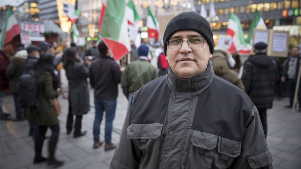 Suomessa asuvien iranilaisten mielenosoitus Kolmen sepän aukiolla Helsingissä. Shahroz Saeidi.