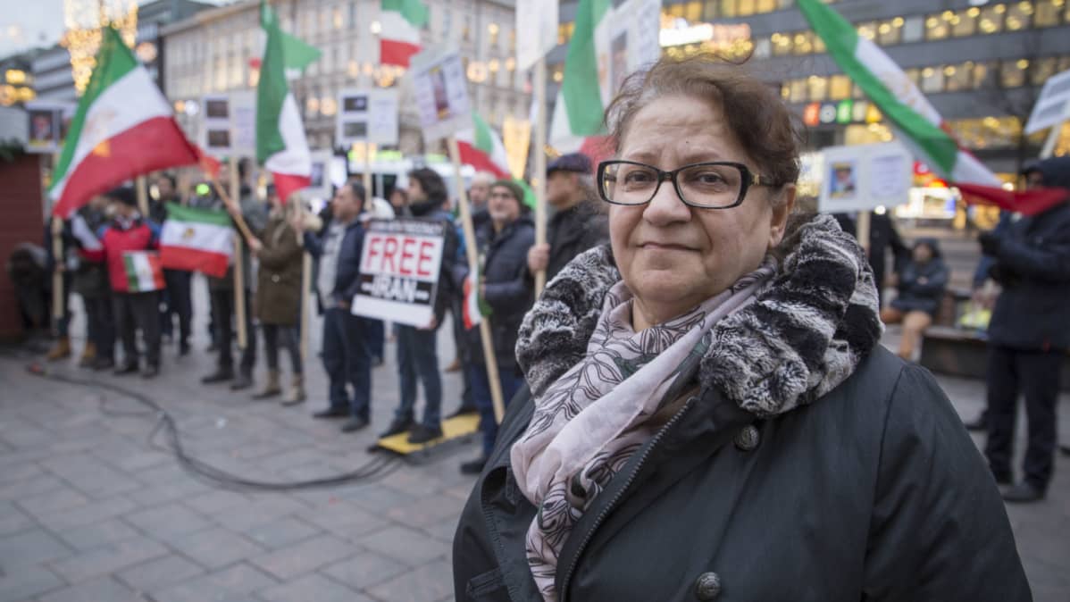 Suomessa asuvien iranilaisten mielenosoitus Kolmen sepän aukiolla Helsingissä. Zahra Houshangi.