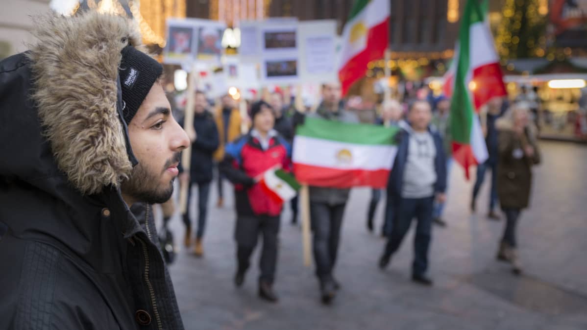 Suomessa asuvien iranilaisten mielenosoitus Kolmen sepän aukiolla Helsingissä. Arijän Pirveisi.