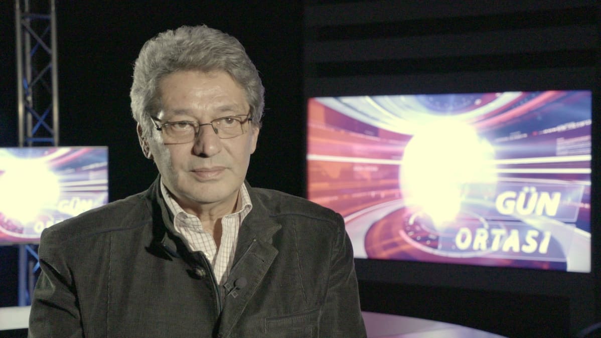 Toimittaja Celal Baslangic tv-studiossa