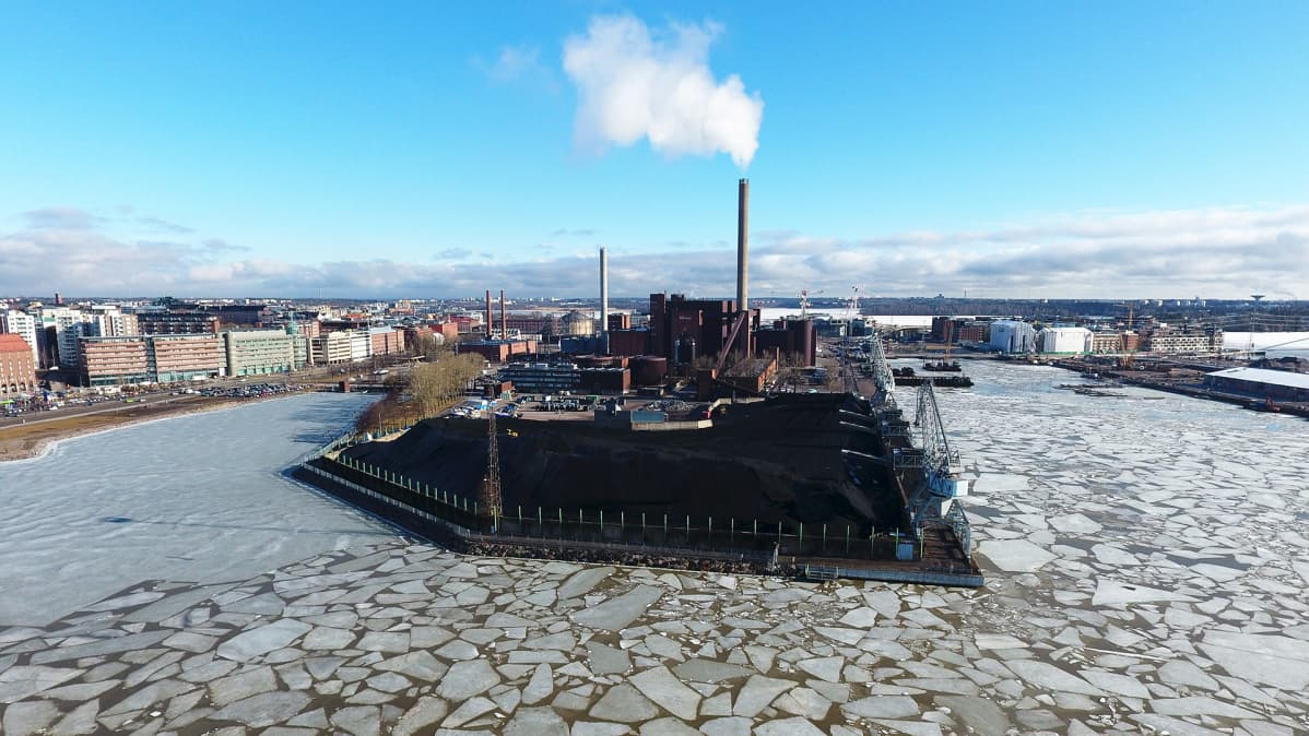 Hanasaaren voimalaitos ja hiilikasa Helsingissä.