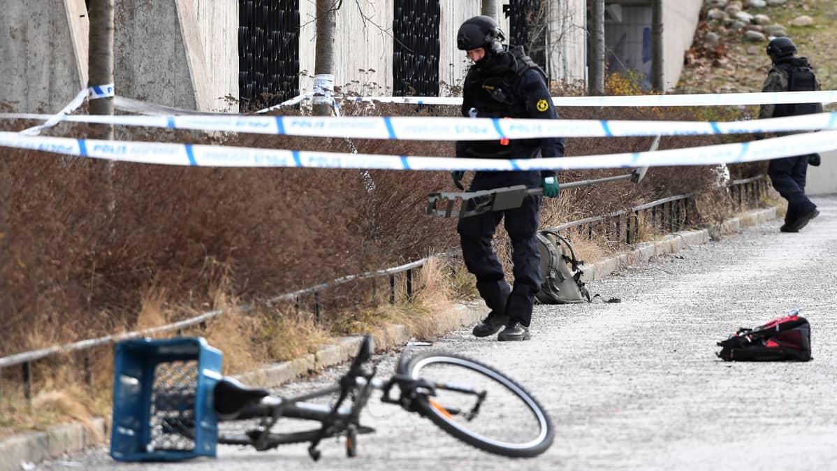Poliiseja Vårby Gårdin metroaseman ulkopuolella