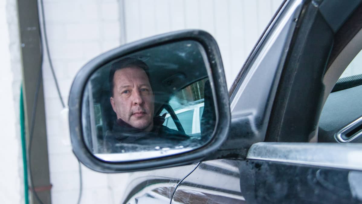 Taksiautoilija Ahti Kylmänen Siikalatvan Kestilässä.