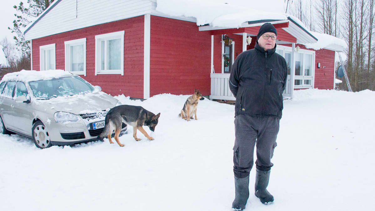 Eläkkeellä oleva Raimo Körkkö asuu Kestilän Järvikylällä Mulkuan järven rannassa.