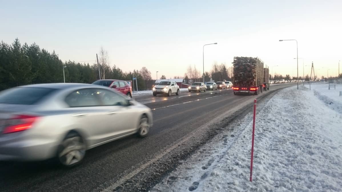 Ruuhkaa nelostiellä Iin kohdalla.