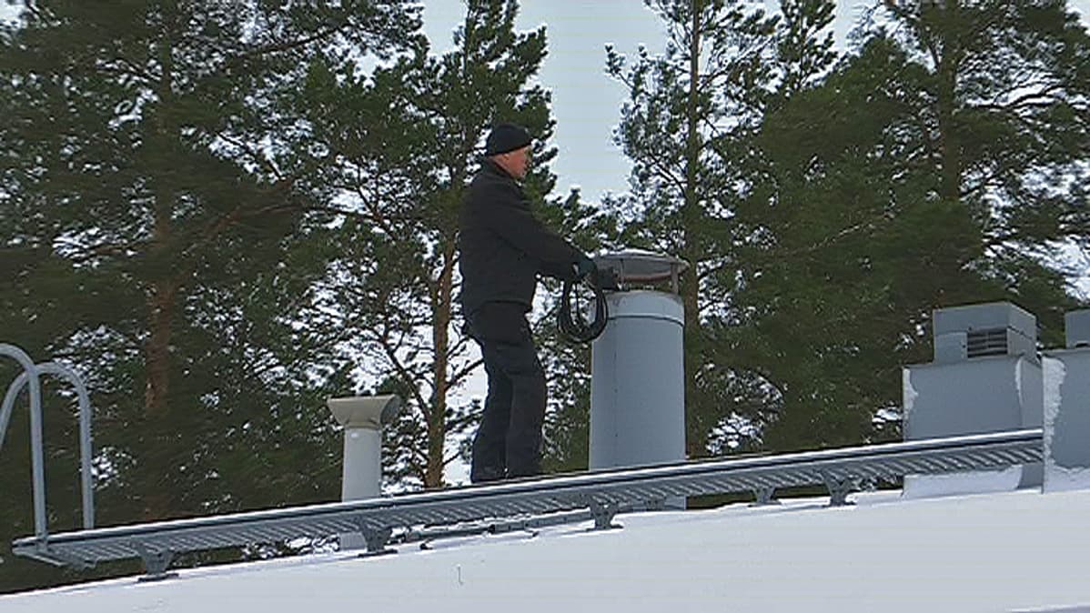 nuohooja KYÖSTI VENTO nuohoaa piippua