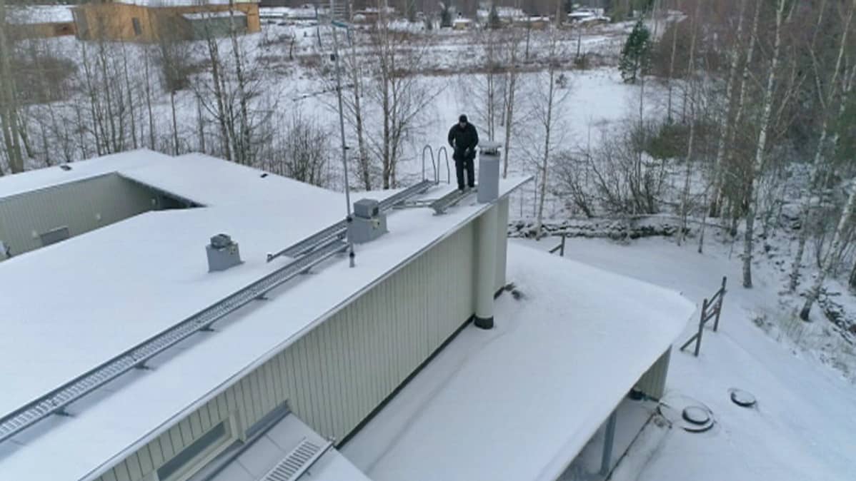 nuohooja KYÖSTI VENTO katolla nuohoamassa