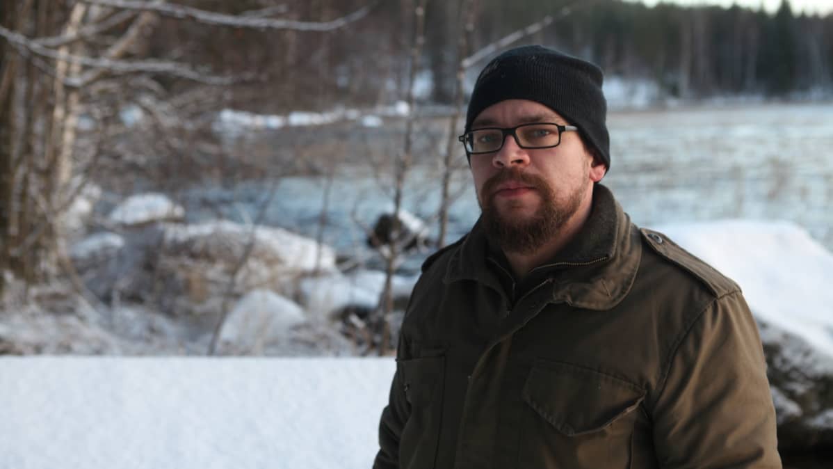 Raiko Ritvanen odottaa jäätä Päijänteelle, jotta pääsisi verkkokalastamaan kuhaa.