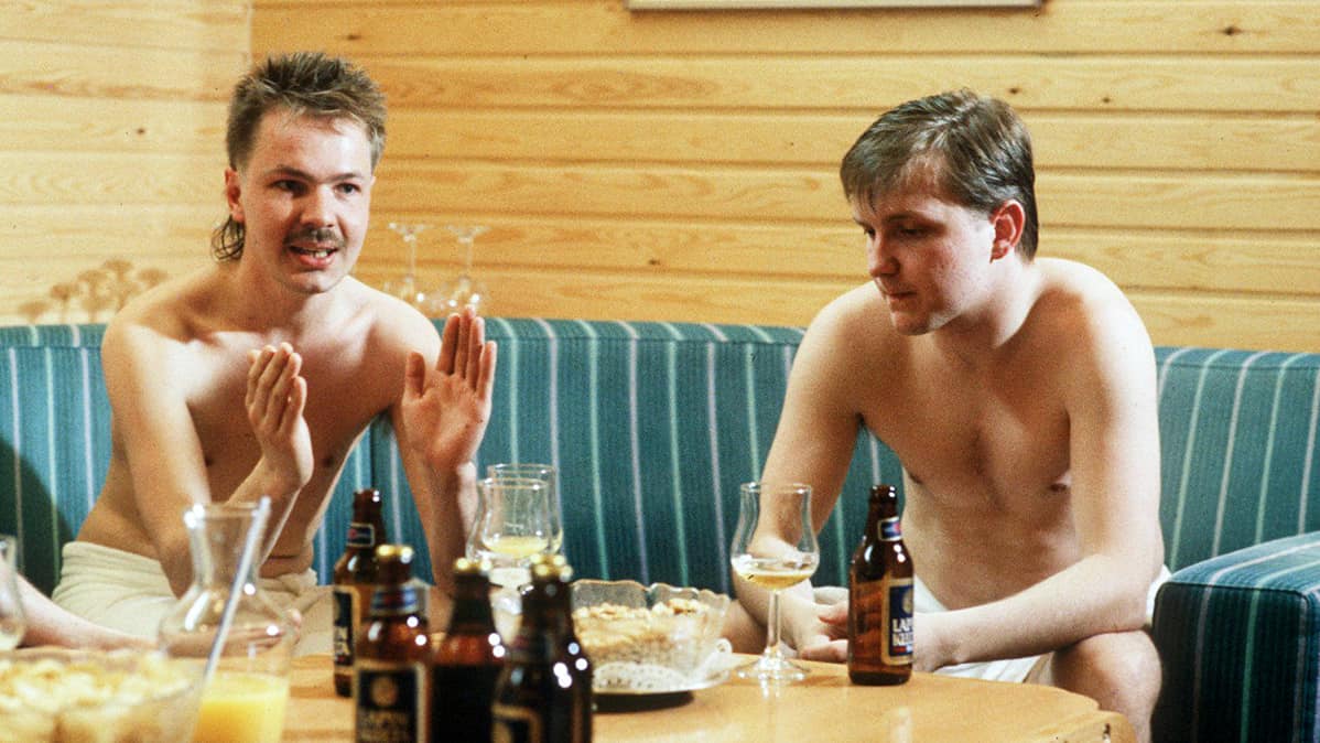 Nuorten poliitikkojen keskustelu hotelli Pasilan saunassa. Vihreiden Pekka Haavisto ja Keskustapuolueen Olli Rehn.