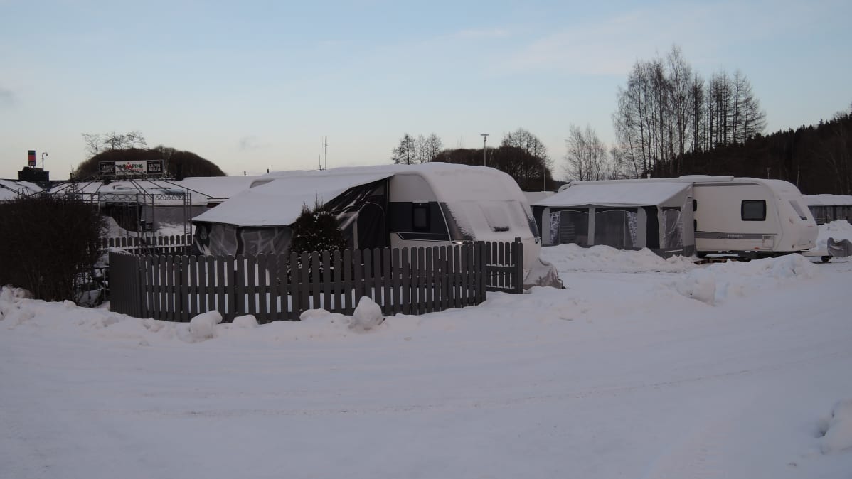 Karavaanarikylä heräilee aamuhämärässä.