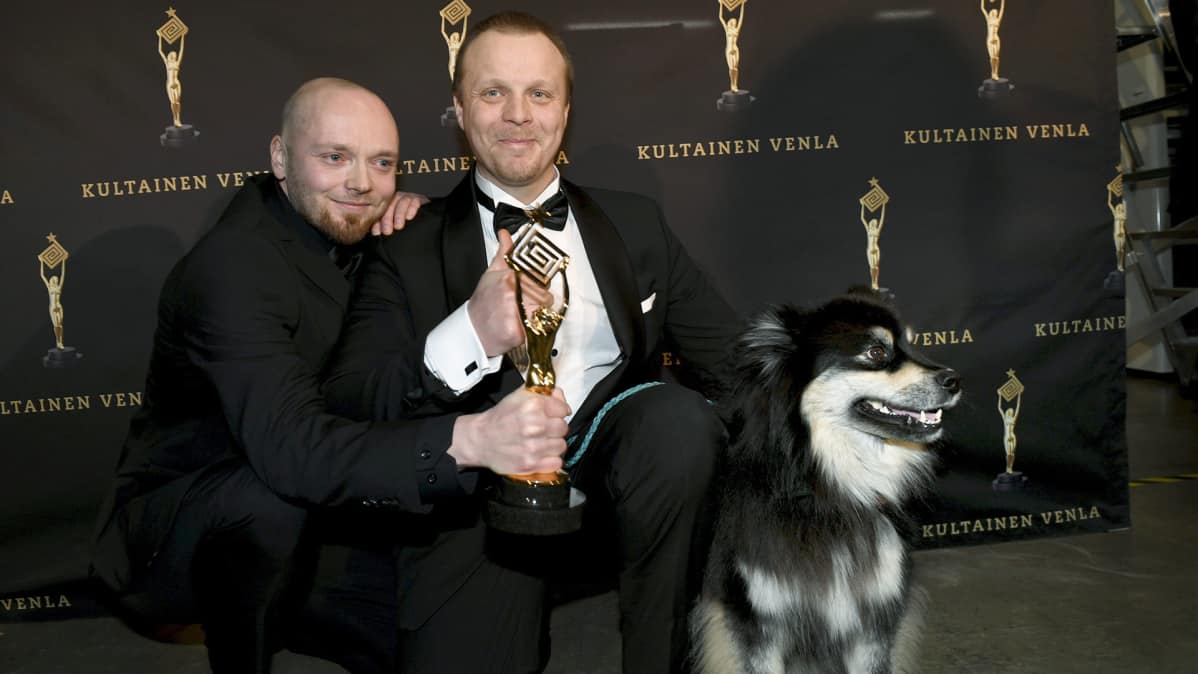 Yleisöäänestyksen voittanut Erätulet ohjelman Äijä koira yhdessä Teemu Hostikan ja Aki Huhtasen kanssa