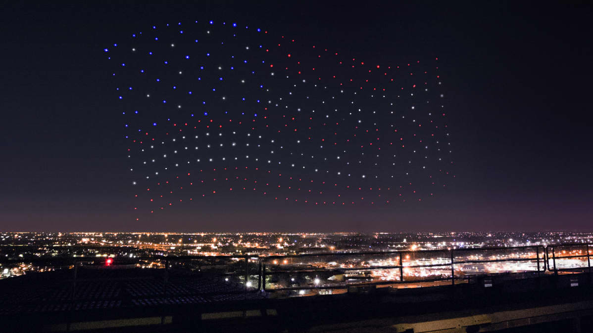 Amerikan lippu muodostuu drone -koptereiden valolampuista taivaalle.