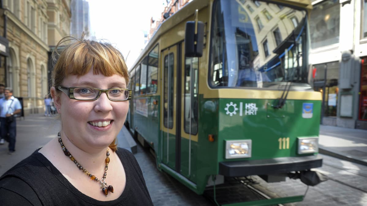 Merja Kyllönen ja raitiovaunu