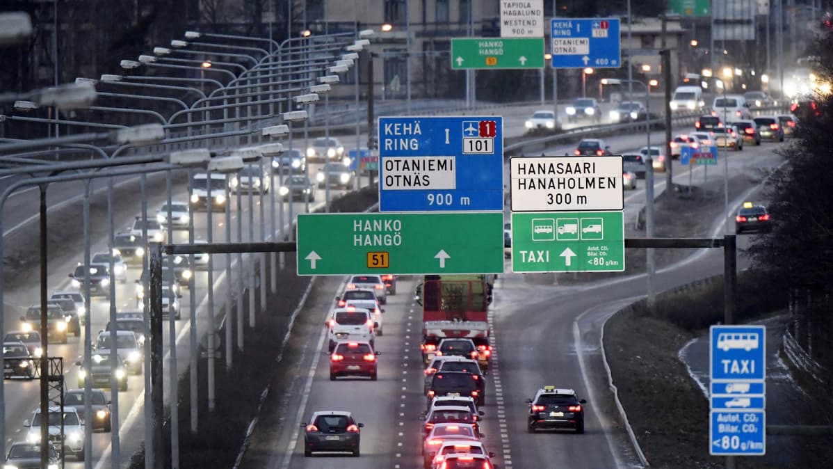 Liikennettä Länsiväylällä Helsingissä 8. tammikuuta 2018.