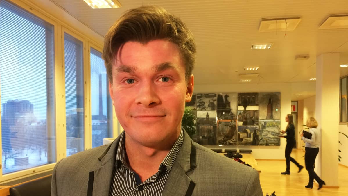 Ilkka Sasi valtuustosalin aulassa.