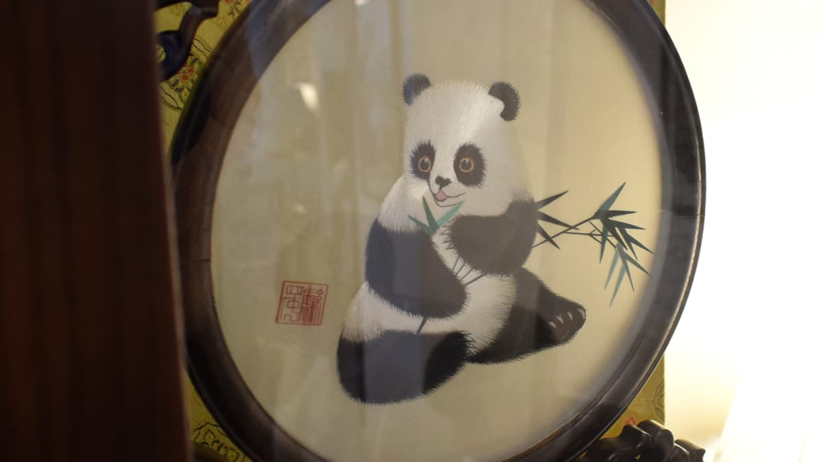 Pandataulu vitriinissä.