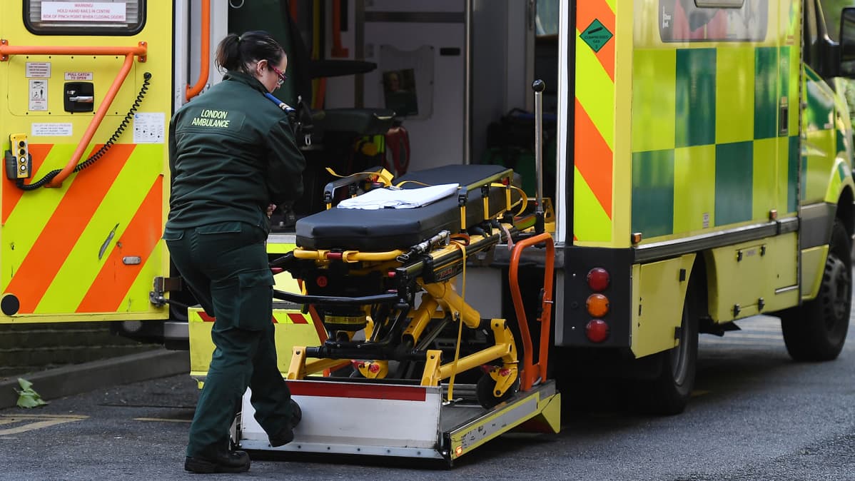 Ensihoitaja lastasi paareja ambulanssiin Britannian terveysviraston NHS:n alaisessa sairaalassa Lontoossa.