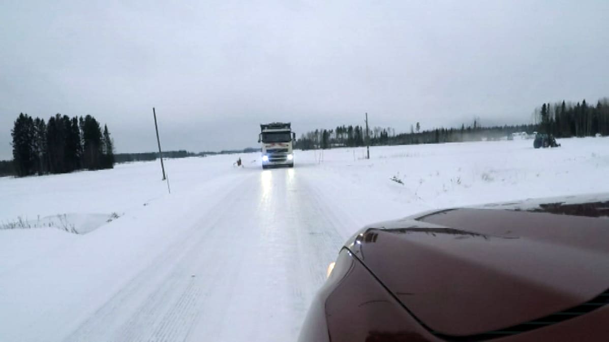 Auto kohtaa rekan Oravaistentiellä Alahärmässä.