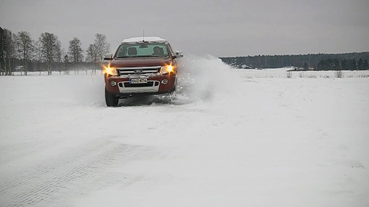 Juha Hakomäki ajaa lumisella tiellä Alahärmässä.